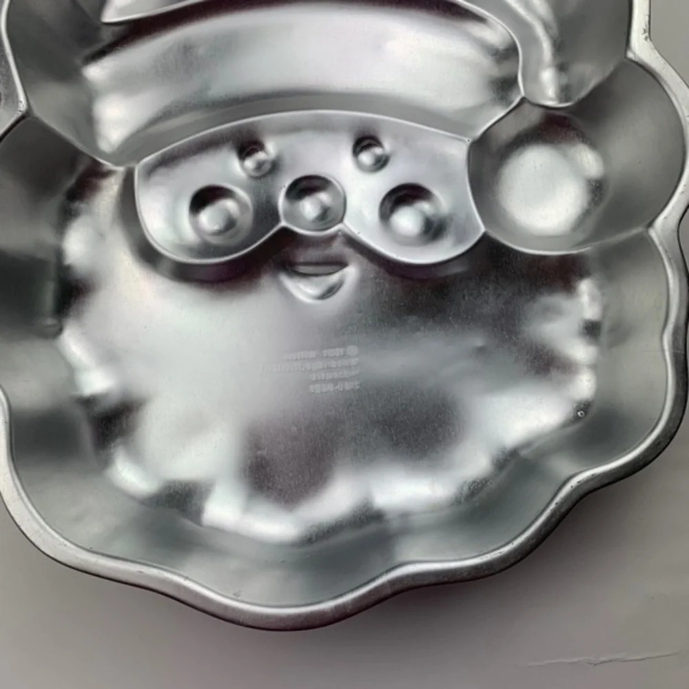 Wilton 1991 Santa cake pan - Picture 7 of 12